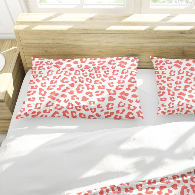 Funda De Cojín Impresión de leopardo de coral (Living Coral Leopard Print Pillow Case by Looly Elzayat)