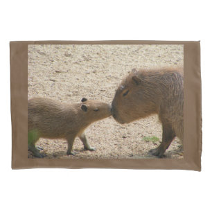 Funda De Cojín Madre y bebé de los capibara