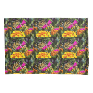 Funda De Cojín Mariposa monarca sobre caléndula rosa