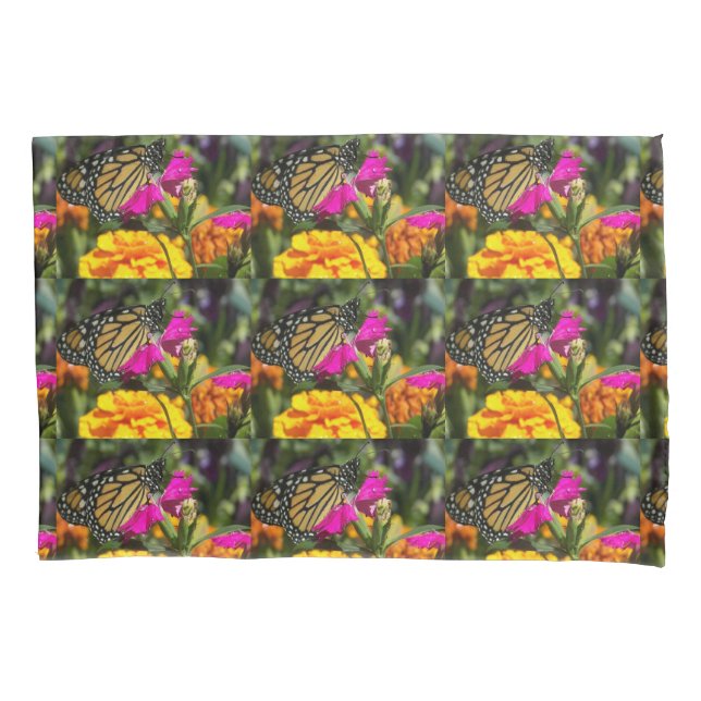 Funda De Cojín Mariposa monarca sobre caléndula rosa (Anverso)