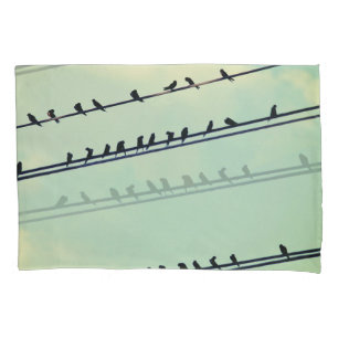 Funda De Cojín Pájaros en cables, cielo azul vintage.