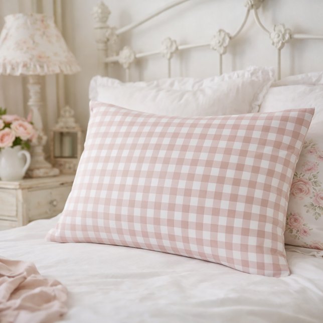 Funda De Cojín Patrón de cuadros gingham rosa y blanco (A pink and white gingham plaid pillow case.)
