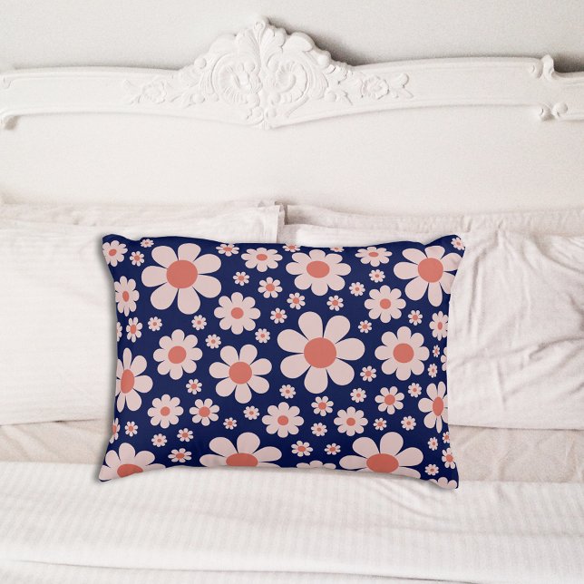 Funda De Cojín Patrón de margarita retro azul (Retro daisy groovy navy blue and orange pattern pillow case)