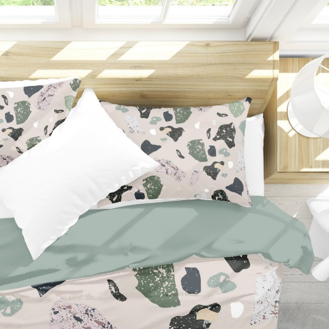Funda De Cojín Patrón verde de Terrazo (Green Terrazzo Pillow Case On Bed)