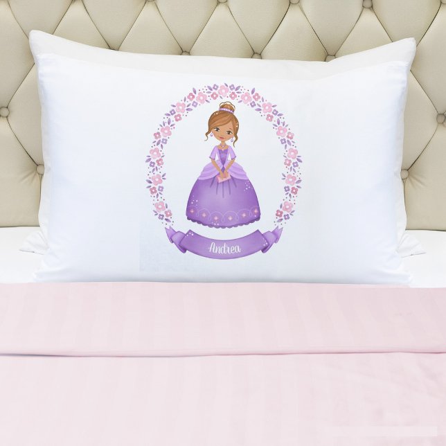 Funda De Cojín Pillowcase de la princesa púrpura personalizada (A cute girls purple princess Pillowcase. Personalize it with your girls name.)