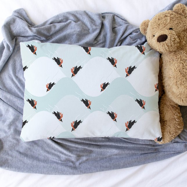 Funda De Cojín Pingüinos juguetones deslizándose sobre el patrón  (Penguins Sledding on Snow Pattern Pillowcase)
