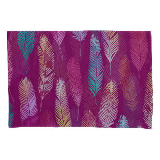 Funda De Cojín Plumas coloridas: patrón de fondo morado.