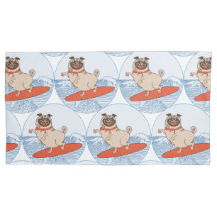 Funda De Cojín Pug feliz montando una ola en una tabla de surf co