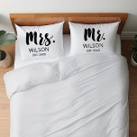 Funda De Cojín Sr. y Sra. Modern Script Boda Aniversario Pareja<br><div class="desc">Celebra el boda de la encantadora novia y el novio con nuestra funda de almohadas Pareja Boda de Guión Moderno. Con el título "Mrs." en un elegante guión en blanco y negro, exuda elegancia y sofisticación. El diseño, sencillo y minimalista, aporta un toque de encanto moderno. Ya sea para un...</div>