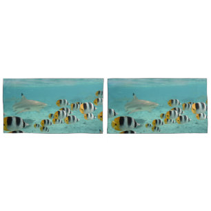 Funda De Cojín Tiburón que persigue pescados en la laguna