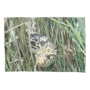 Funda De Cojín Toro Serpiente R4 en la Hierba