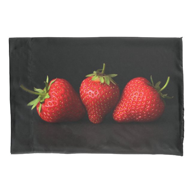 Funda De Cojín Tres Fresas En El Pcnm Negro (Anverso)