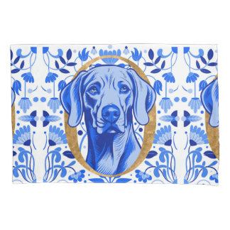 Funda De Cojín Weimaraner peering thru the letter "O" in Gold