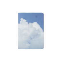 Nubes esponjosas en el cielo azul brillante
