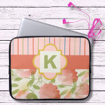 Funda de portátil Coral Floral Monograma<br><div class="desc">Esta funda de portátil con motivos florales y rayados está lista para su monograma personal. Creado en una paleta de bonitos de tonos rosas de coral y verdes suaves Elija su tamaño en el menú desplegable.</div>