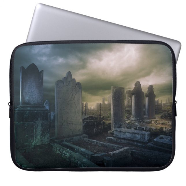 Funda de portátil Gothic Graveyard de 15" (Frente)