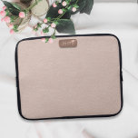 Funda de portátil rosa Rubor de cuero dorado Rosa<br><div class="desc">Un moderno efecto fotográfico visual de estilo milenario de cuero rosa que se imprime plano con una placa metálica de color oro subió se verá genial con sus iniciales,  cuidando de su delgada tecnología. Todo falso y fabuloso - ninguna vaca rosada resultó perjudicada en el proceso.</div>