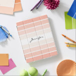 Funda inteligente para iPad Coral Pastel monograma<br><div class="desc">Las rayas de coral pasteles se aligeran gradualmente de coral saturado a rosa pólvora,  fondo blanco y nombre personalizado negro. Tipografía elegante y moderna. Minimalista,  moderno y llamativo. Aspecto profesional.</div>