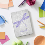 Funda inteligente para iPad personalizada Purple D<br><div class="desc">Proteja su iPad con una cubierta inteligente para iPad personalizada de Purple Dragonfly. El diseño de la cubierta incluye una libélula colorida, una vina floral blanca suave contra un fondo de amortiguador gris claro con un área que personalizar con tu nombre. Artículos de regalo adicionales disponibles con este diseño así...</div>