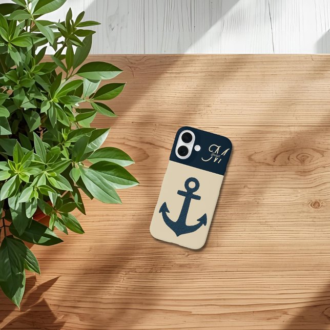 Funda iPhone 16 Ancla azul marino con costa monogramo beige (Subido por el creador)