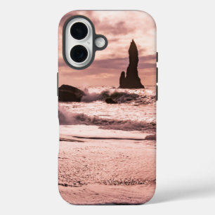 Funda iPhone 16 Atardecer en la playa de arena negra de Reynisfjar