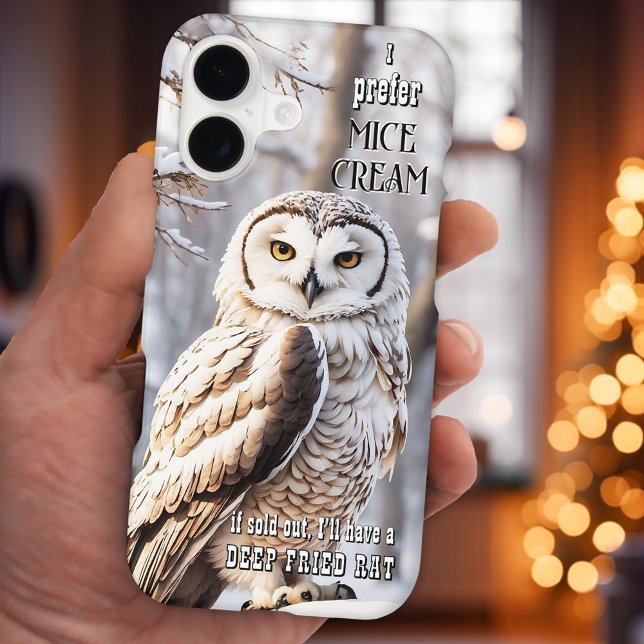 Funda iPhone 16 Ave divertida de búho de invierno (Phone case featuring an illustration of a cute owl in a winter wonderland scene with your funny text)