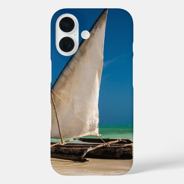 Funda iPhone 16 Barco de pesca tradicional en la playa (Reverso )