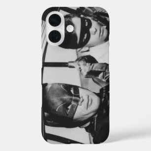 Funda iPhone 16 Batman y Robin en Batmobile