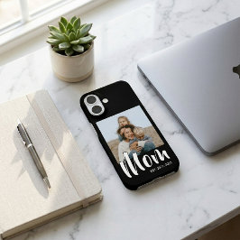 Funda iPhone 16 Black Mom Established Script Photo