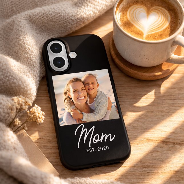 Funda iPhone 16 Black Mom Established Script Photo  (Subido por el creador)