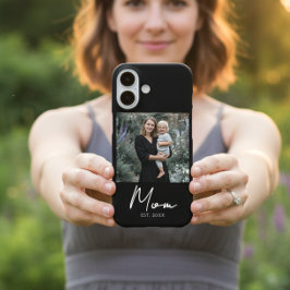 Funda iPhone 16 Black Mom Established Script Photo