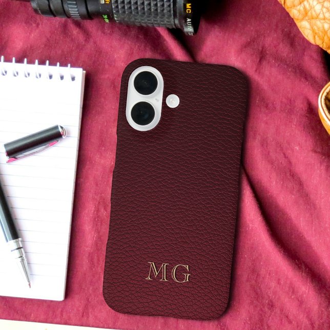 Funda iPhone 16 Burgundy Faux Leather and Gold Monogram Initials (Subido por el creador)