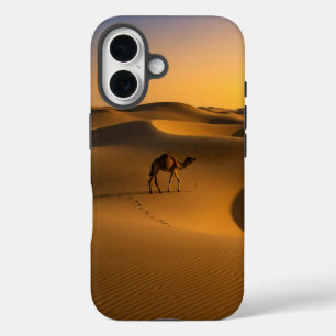 Funda iPhone 16 camello camina por las dunas de arena dorada al at