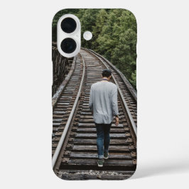 Funda iPhone 16 "Caminando por el tren pistas de teléfonos artísti