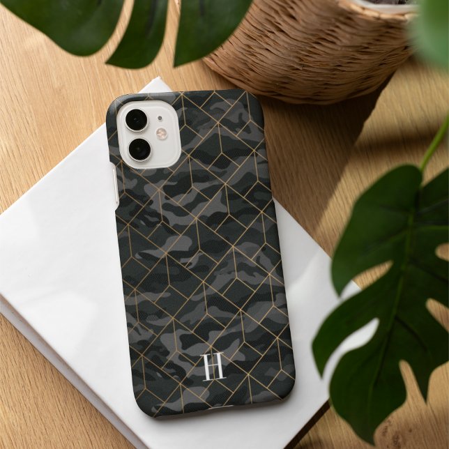 Funda iPhone 16 Camo de olivo oscuro de Guay y monograma geométric (Subido por el creador)