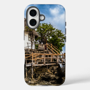 Funda iPhone 16 Casa pintoresca en un bosque tropical de coral