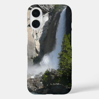 Funda iPhone 16 Cascada inferior de Yosemite en el sendero de la c