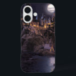 Funda iPhone 16 Castillo de Harry Potter | Gran lago a Hogwarts<br><div class="desc">Este arte vintage como el de la impresión está inspirado en el Castillo de Hogwarts para brujería y magia. Esta escena temprana de The Sorcerer's Stone muestra el viaje de Harry Potter a través del gran lago en su primera vista de la escuela Hogwarts. El estilo artístico tiene un toque...</div>
