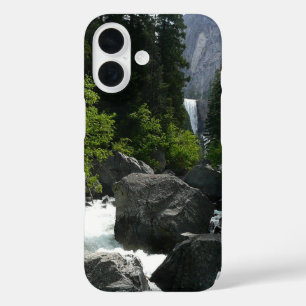 Funda iPhone 16 Cataratas vernales a la distancia en Yosemite