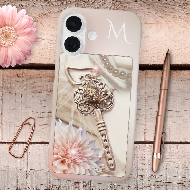 Funda iPhone 16 Clave Para Su Estuche De Teléfono Romántico Del Co (Phone case featuring a romantic design with an elegant vintage key, pearls, flower and monogram)