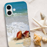 Funda iPhone 16 Coastal Beach Shells Seashore Photo Name<br><div class="desc">Estuche de teléfono celular personalizado con su propia foto de purga completa (o utilice el ejemplo uno) y texto personalizado en su elección de estilo de fuente y color. La foto muestra una playa costera y conchas con olas que caen sobre ellas en una playa de arena con agua tranquila...</div>