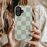 Funda iPhone 16 Comprobación del retro verde sabio<br><div class="desc">Estuche de diseño para teléfono de impresión en tablero de ajedrez boho con colores verde crema y sabio. Utilice las herramientas de diseño para agregar su propio monograma,  nombre u otro texto,  o cambie el color de fondo para crear uno único de los tipos de cobertura del dispositivo.</div>