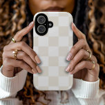 Funda iPhone 16 Comprobación retro de crema<br><div class="desc">Estuche de diseño para teléfono de impresión en tablero de ajedrez boho en colores crema y blanco. Utilice las herramientas de diseño para agregar su propio monograma,  nombre u otro texto,  o cambie el color de fondo para crear uno único de los tipos de cobertura del dispositivo.</div>