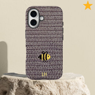Funda iPhone 16 Cute y acogedor abejorro de ganchillo con iniciale