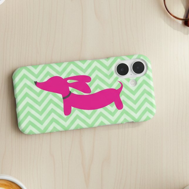 Funda iPhone 16 Dachshund + Chevron verde (Pink and green dachshund phone case for wiener dog moms)