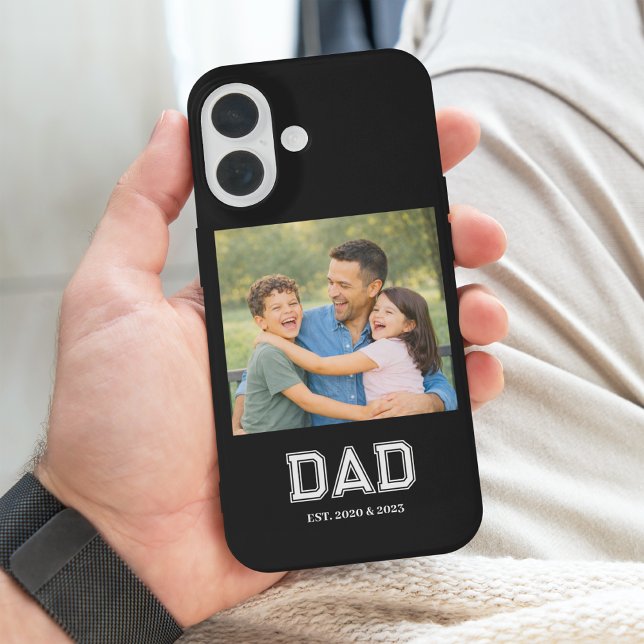Funda iPhone 16 Dad Established Photo Modern Typography New Dad (Modern Dad Established with a favorite photo and modern sports-style typography. )