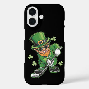 Funda iPhone 16 Duende jugando hockey día de San Patricio irlandés