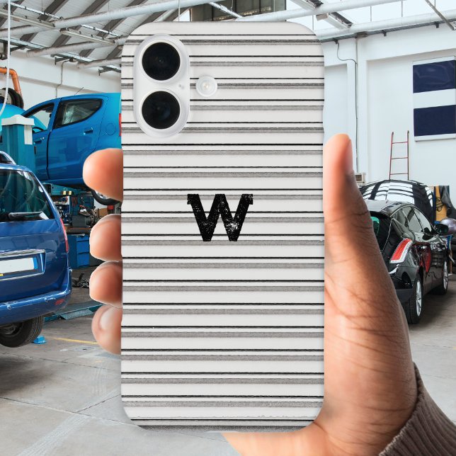 Funda iPhone 16 Efecto de riego metalizado Gris monogramado (A cool phone case in gray with faux ridged appearance, personalized with a monogram in a grunge font)