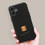 Funda iPhone 16 Elegante oro monogramado nombre de escritura cuero<br><div class="desc">Estuche para iPhone de lujo moderno y exclusivo con aspecto monogramado,  que incluye una plaza de oro falsa sobre un elegante fondo de cuero negro (IMPRESIÓN,  NO REAL LEATHER TEXTURE).             Personalízalo con el nombre de la firma del guión blanco y las iniciales del nombre del monograma.</div>