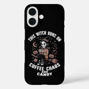Funda iPhone 16 Esta bruja corre por el café, el caos y el dulce